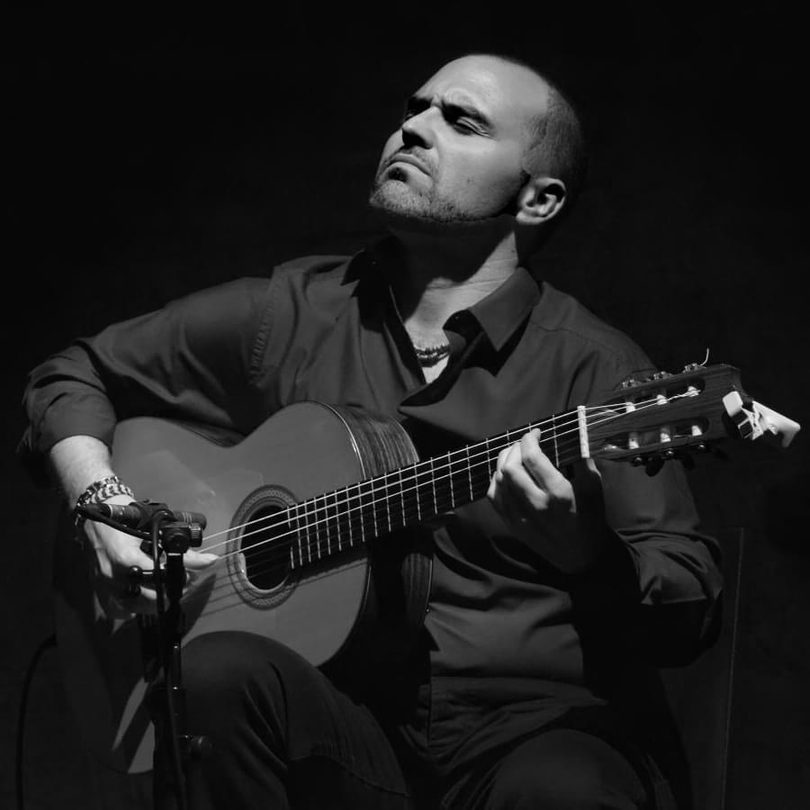 Le guitariste Santiago Lara en spectacle