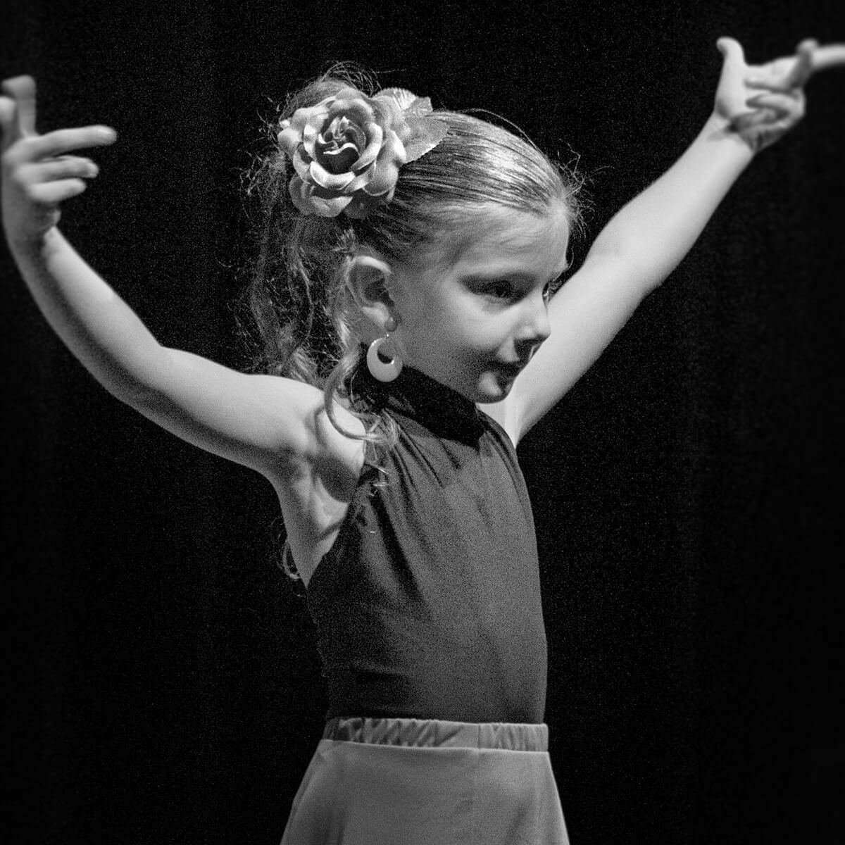 Une petite danseuse de flamenco en spectacle
