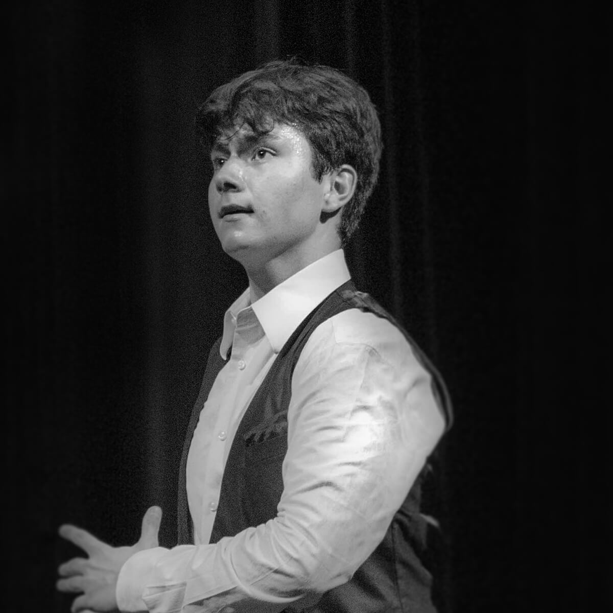 Un jeune danseur de flamenco en spectacle