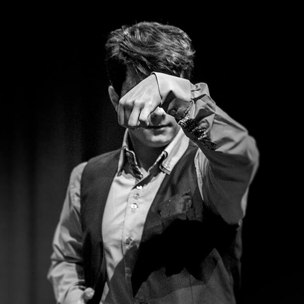 Gros plan sur un danseur qui s’imprègne de la musique flamenco