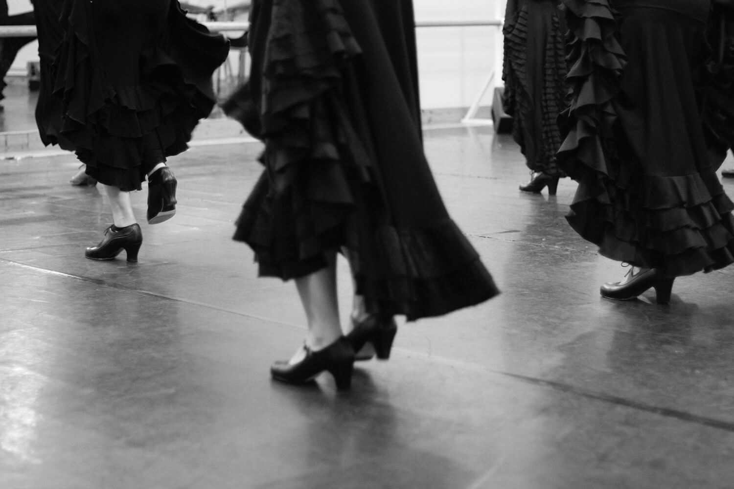 Gros plan sur les mouvements de pieds de danseuses de flamenco