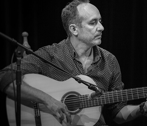 Un élève guitariste lors d’un spectacle flamenco de fin d’année