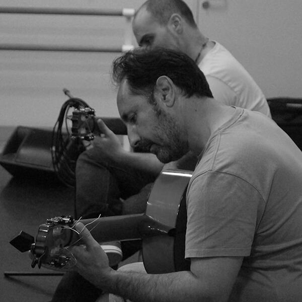 Les professeurs Pascal et Santiago en master formation jouant de la guitare