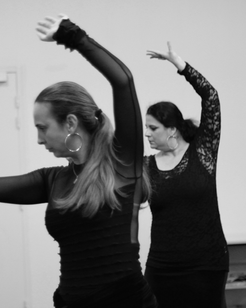 Notre professeur Geno avec une élève lors d’un cours de danse flamenco